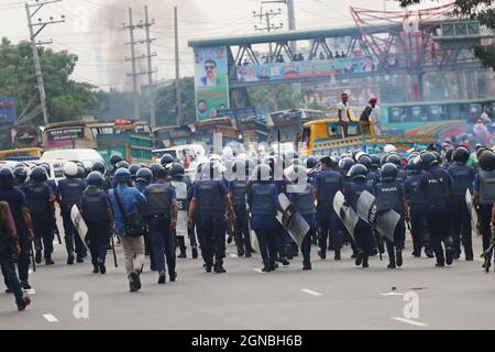Non esclusiva: NARAYANGANJ, BANGLADESH - 23 SETTEMBRE 2021: Linea polizia confrontarsi lavoratori di abbigliamento che bloccano la strada autostradale di Dhaka-Chittagong, durante il Foto Stock