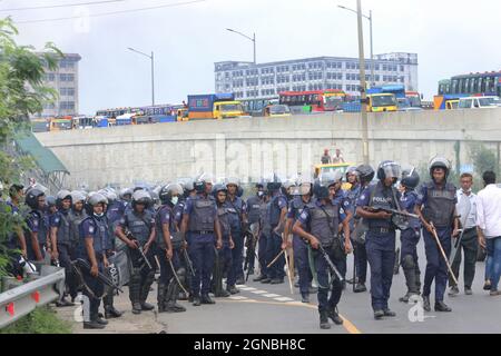 Non esclusiva: NARAYANGANJ, BANGLADESH - 23 SETTEMBRE 2021: Linea polizia confrontarsi lavoratori di abbigliamento che bloccano la strada autostradale di Dhaka-Chittagong, durante il Foto Stock