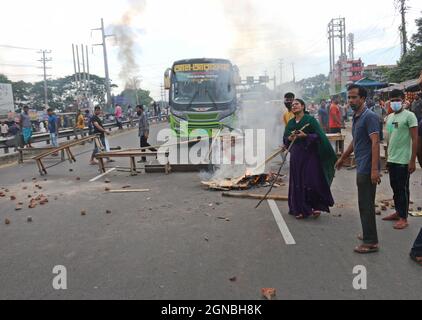Non esclusiva: NARAYANGANJ, BANGLADESH - 23 SETTEMBRE 2021: I lavoratori dell'abbigliamento bloccano la strada autostradale di Dhaka-Chittagong, durante le rivolte alla domanda increa Foto Stock