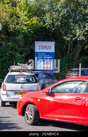 Southend on Sea, Essex, Regno Unito. 24 settembre 2021. I ritardi nelle forniture di carburante alle stazioni di servizio dovuti alla carenza di conducenti hanno causato il panico negli acquisti da parte dei proprietari dei veicoli. Le code si sono formate all'esterno delle stazioni di rifornimento con strade chiuse a griglia all'esterno. Il negozio Tesco di Southend on Sea ha visto gli acquirenti in ritardo nel raggiungere il negozio mentre sono bloccati in coda per le pompe Foto Stock