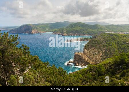 Vista panoramica sulla baia di San Michele e Benirras, Ibiza, Spagna Foto Stock