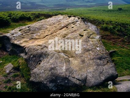 Ammira la roccia principale di West Lordenshaw ricoperta di arte rupestre preistorica sul versante del WSW sotto la collina di Lordenshaw, Northumberland, Inghilterra, Regno Unito. Foto Stock