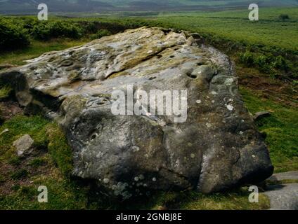 Ammira la roccia principale di West Lordenshaw ricoperta di arte rupestre preistorica sul versante del WSW sotto la collina di Lordenshaw, Northumberland, Inghilterra, Regno Unito. Foto Stock