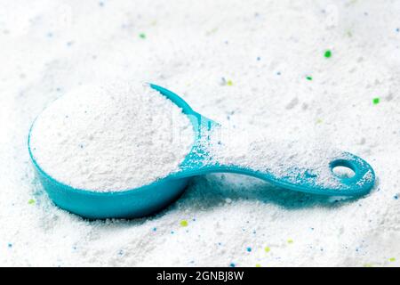 Tazza blu o paletta di detergente in polvere bianca per il lavaggio degli indumenti Foto Stock