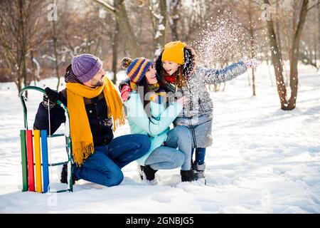 Foto a grandezza naturale di una famiglia allegra ed eccitata che si diverte all'aperto godendo la vacanza invernale Foto Stock