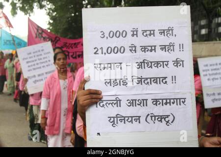 L'attivista di Delhi Asha Kambar Union urla lo slogan contro il governo centrale invitando ad aumentare il loro salario a 21000 INR al mese a casa di Mandi a Nuova Delhi, India venerdì 24 settembre 2021. I lavoratori di Asha ottengono pagati appena 3000 INR un il mese che è meno di 50 dollari USA per un mese. Foto di Anshuman Akash/ABACAPRESS.COM Foto Stock