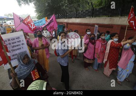 L'attivista di Delhi Asha Kambar Union urla lo slogan contro il governo centrale invitando ad aumentare il loro salario a 21000 INR al mese a casa di Mandi a Nuova Delhi, India venerdì 24 settembre 2021. I lavoratori di Asha ottengono pagati appena 3000 INR un il mese che è meno di 50 dollari USA per un mese. Foto di Anshuman Akash/ABACAPRESS.COM Foto Stock