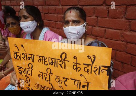 L'attivista di Delhi Asha Kambar Union urla lo slogan contro il governo centrale invitando ad aumentare il loro salario a 21000 INR al mese a casa di Mandi a Nuova Delhi, India venerdì 24 settembre 2021. I lavoratori di Asha ottengono pagati appena 3000 INR un il mese che è meno di 50 dollari USA per un mese. Foto di Anshuman Akash/ABACAPRESS.COM Foto Stock