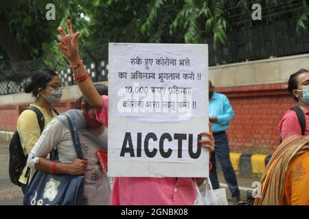 L'attivista di Delhi Asha Kambar Union urla lo slogan contro il governo centrale invitando ad aumentare il loro salario a 21000 INR al mese a casa di Mandi a Nuova Delhi, India venerdì 24 settembre 2021. I lavoratori di Asha ottengono pagati appena 3000 INR un il mese che è meno di 50 dollari USA per un mese. Foto di Anshuman Akash/ABACAPRESS.COM Foto Stock