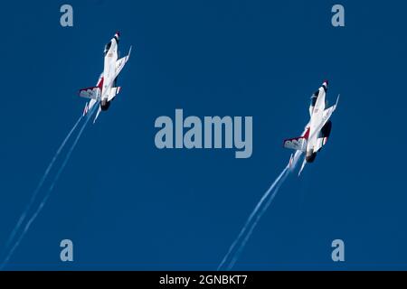 I Thunderbirds dell'aeronautica degli Stati Uniti durante il Thunder sopra il New Hampshire Air Show 10 settembre 2021 alla base della guardia nazionale dell'aria di Pease, New Hampshire. Foto Stock