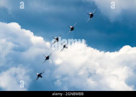 I Thunderbirds dell'aeronautica degli Stati Uniti durante il Thunder sopra il New Hampshire Air Show 10 settembre 2021 alla base della guardia nazionale dell'aria di Pease, New Hampshire. Foto Stock