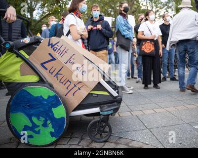 24 settembre 2021, Hessen, Francoforte sul meno: Diverse migliaia di persone partecipano allo "Sciopero climatico globale" del movimento "venerdì per il futuro" nel centro di Francoforte sul meno. Le elezioni di domenica riguardano il futuro della terra. Foto: Hannes P. Albert/dpa - ATTENZIONE: Questa foto è già stata trasmessa da dpa su Bildfunk Foto Stock