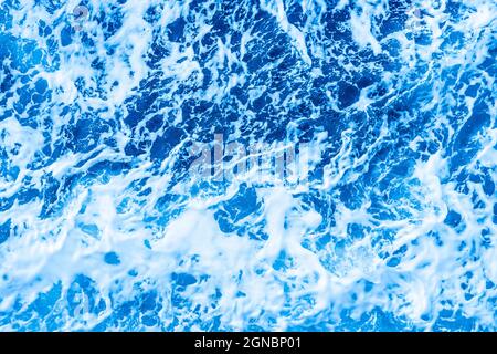 Superficie aerea oceano blu con schiuma e onde. Foto Stock