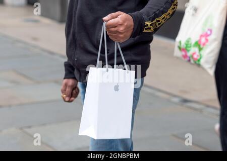 Londra, Regno Unito. 24 settembre 2021. Un logo Apple stampato su un sacchetto di carta. Apple ha rilasciato l'iPhone 13 il 24 settembre 2021. I clienti sono stati visti visitare il negozio principale di Regent Street London per effettuare un acquisto e per provare varie nuove funzioni del telefono in-store. (Foto di Belinda Jiao/SOPA Images/Sipa USA) Credit: Sipa USA/Alamy Live News Foto Stock