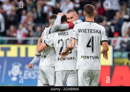 Ernest Muci, Artur Jedrzejczyk e Mateusz Wieteska di Legia celebrano un gol durante la partita polacca PKO Ekstraklasa League tra Legia Warszawa e Wisla Plock al Marshal Jozef Pilsudski Legia Warsaw Municipal Stadium.Final Score; Legia Warszawa 3:1 Gornik Leczna. Foto Stock