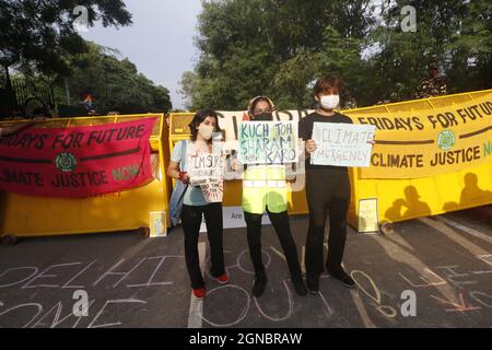 New Delhi, India. 24 settembre 2021. L'attivista del clima del 'Venerdì per il futuro' ha un portest Global Climate Strike presso il Segretariato di Delhi sul tema del riscaldamento Gobal a Nuova Delhi, India il 24 settembre 2021. Frigy for Future ha un Global Climate Strike in tutto il mondo, dove studenti e attivisti prendono parte alla loro preoccupazione per il cambiamento climatico sul pianeta terra. Foto di Anshuma Akash/ABACAPRESS.COM Credit: Abaca Press/Alamy Live News Foto Stock