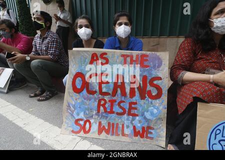 New Delhi, India. 24 settembre 2021. L'attivista del clima del 'Venerdì per il futuro' ha un portest Global Climate Strike presso il Segretariato di Delhi sul tema del riscaldamento Gobal a Nuova Delhi, India il 24 settembre 2021. Frigy for Future ha un Global Climate Strike in tutto il mondo, dove studenti e attivisti prendono parte alla loro preoccupazione per il cambiamento climatico sul pianeta terra. Foto di Anshuma Akash/ABACAPRESS.COM Credit: Abaca Press/Alamy Live News Foto Stock