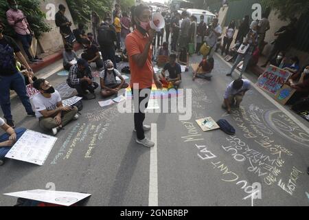 New Delhi, India. 24 settembre 2021. L'attivista del clima del 'Venerdì per il futuro' ha un portest Global Climate Strike presso il Segretariato di Delhi sul tema del riscaldamento Gobal a Nuova Delhi, India il 24 settembre 2021. Frigy for Future ha un Global Climate Strike in tutto il mondo, dove studenti e attivisti prendono parte alla loro preoccupazione per il cambiamento climatico sul pianeta terra. Foto di Anshuma Akash/ABACAPRESS.COM Credit: Abaca Press/Alamy Live News Foto Stock