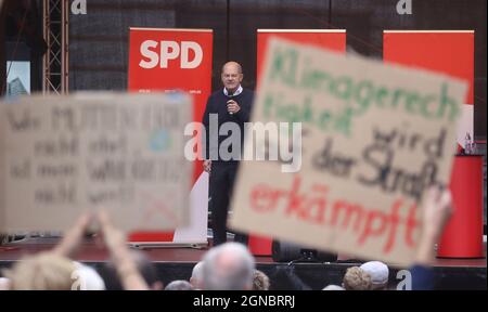 Munster, Germania. Settembre 24 2021: Evento finale nei futuri colloqui di Munster, OLAF Scholz, SPD, gesto Cancelliere federale, candidato Cancelliere, L'ultimo giorno della campagna elettorale si fermò a Munster e fu celebrata da 1000 spettatori. Primo: 24.09. Credit: dpa Picture Alliance/Alamy Live News Foto Stock