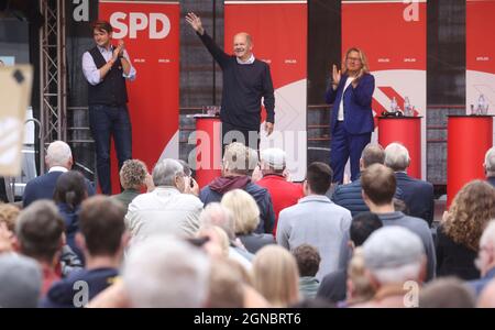 Munster, Germania. Settembre 24 2021: Evento finale nei futuri colloqui di Munster, OLAF Scholz, SPD, gesto Cancelliere federale, candidato Cancelliere, L'ultimo giorno della campagna elettorale si fermò a Munster e fu celebrata da 1000 spettatori. Primo: 24.09. Credit: dpa Picture Alliance/Alamy Live News Foto Stock