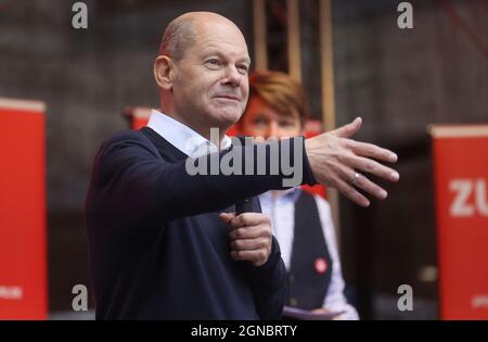 Munster, Germania. Settembre 24 2021: Evento finale nei futuri colloqui di Munster, OLAF Scholz, SPD, gesto Cancelliere federale, candidato Cancelliere, L'ultimo giorno della campagna elettorale si fermò a Munster e fu celebrata da 1000 spettatori. Primo: 24.09. Credit: dpa Picture Alliance/Alamy Live News Foto Stock