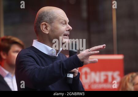 Munster, Germania. Settembre 24 2021: Evento finale nei futuri colloqui di Munster, OLAF Scholz, SPD, gesto Cancelliere federale, candidato Cancelliere, L'ultimo giorno della campagna elettorale si fermò a Munster e fu celebrata da 1000 spettatori. Primo: 24.09. Credit: dpa Picture Alliance/Alamy Live News Foto Stock