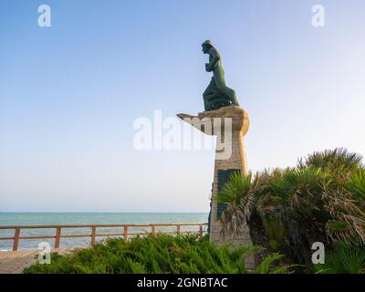 El Hombre del Mar (l'uomo del mare) statua dello scultore Josep Ricart i Maimar sul lungomare di Torrevieja, Costa Blanca, Spagna. Foto Stock