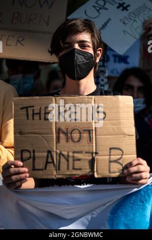 Torino, Italia. 24 settembre 2021. Un attivista del clima tiene un cartello con la scritta "There is Not Planet B" durante la manifestazione "Fridays for Future", uno sciopero mondiale sul clima contro l'inazione governativa verso il crollo del clima e l'inquinamento ambientale. Credit: Nicolò campo/Alamy Live News Foto Stock