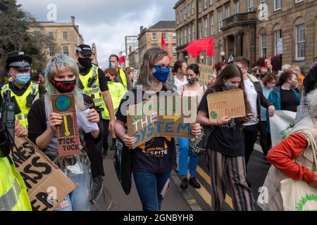 Glasgow, Scozia, Regno Unito. 24 settembre 2021. Attivisti ambientali dal gruppo Venerdì per il futuro marzo attraverso la città da Kelvingrove Park a George Square per promuovere una giornata globale di azione sul clima. Credit: SKULLY/Alamy Live News Foto Stock