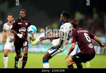 SALERNO, ITALIA - SETTEMBRE 18: Duvan Zapata di Atalanta BC compete per la palla con Stefan Strandberg di US Salernitana in azione, durante la Serie A match tra US Salernitana e Atalanta BC allo Stadio Arechi il 18 Settembre 2021 a Salerno, Italia. (Foto tramite MB Media) Foto Stock