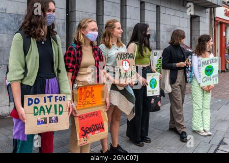 Cork, Irlanda. 24 settembre 2021. Venerdì per il futuro ha tenuto oggi uno sciopero climatico globale sulla Grand Parade a Cork, chiedendo giustizia climatica in Irlanda e in tutto il mondo. La maggior parte dei manifestanti ha tenuto cartelli e cartelli. Credit: AG News/Alamy Live News Foto Stock