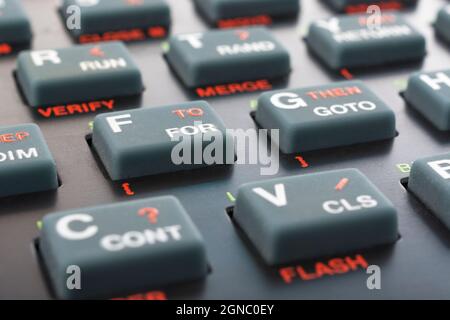 Primo piano della tastiera Sinclair ZX Spectrum. Concentrarsi sul tasto base PER il comando. Computer domestico vintage a 8 bit degli anni '80 (vedere le note). Foto Stock