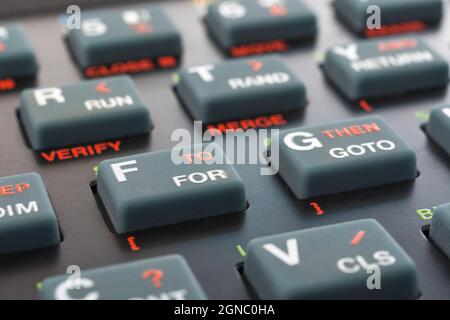 Primo piano della tastiera Sinclair ZX Spectrum. Concentrarsi sul tasto base PER il comando. Computer domestico vintage a 8 bit degli anni '80 (vedere le note). Foto Stock