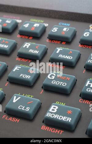 Primo piano della tastiera Sinclair ZX Spectrum. Concentrarsi sul tasto di comando GOTO di base. Computer domestico vintage a 8 bit degli anni '80 (vedere le note). Foto Stock