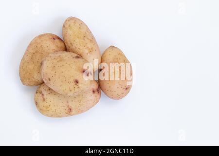 mucchio di patate fresche rosse isolate su sfondo bianco, verdure crude, vista dall'alto Foto Stock