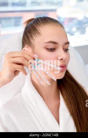 Operazione di sutura DOP di sollevamento del viso, chirurgia di sollevamento del viso. Tecnica innovativa di sollevamento del filo nuovo, cosmetologo che si prepara a fare la procedura per le donne cl Foto Stock