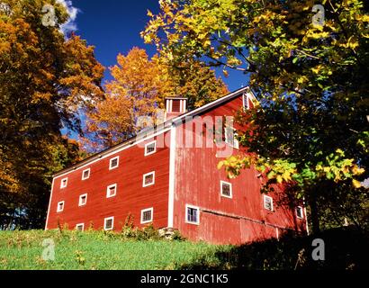 Vecchio fienile rosso del New England a Peacham, Vermont in autunno Foto Stock