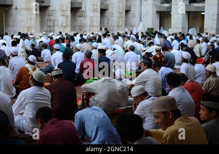 i musulmani indonesiani effettuano la preghiera di Eid el-Fitr alla moschea di Istiqlal il 6 luglio 2016 a Jakarta, Indonesia Foto Stock