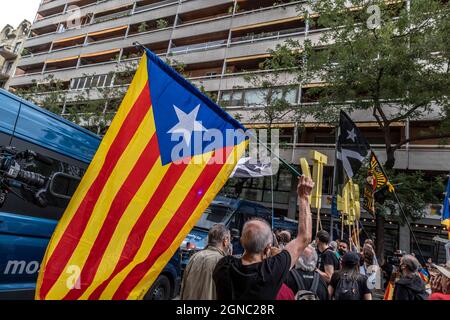 Un manifestante ha visto sventolare una bandiera per l'indipendenza della Catalogna durante la dimostrazione.centinaia di simpatizzanti pro-indipendenza si riuniscono di fronte al consolato italiano a Barcellona per chiedere la liberazione dell'ex presidente della Generalitat di Catalonia Carles Puigdememont e attualmente un deputato europeo detenuto sull'isola di Sardegna (Italia) dopo aver attivato la Corte Suprema spagnola l'Euroorder contro l'ex presidente. (Foto di Paco Freire / SOPA Images/Sipa USA) Foto Stock