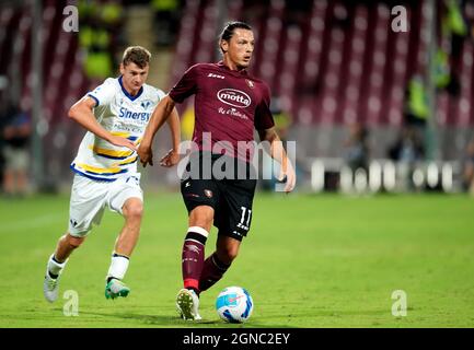 SALERNO, ITALIA - SETTEMBRE 22: Milano Đuric degli Stati Uniti Salernitana compete per la palla con Pawel Dawidowicz di Hellas Verona .durante la serie Una partita tra US Salernitana e Hellas Verona FC allo Stadio Arechi il 22 Settembre 2021 a Salerno, Italia. (Foto tramite MB Media) Foto Stock