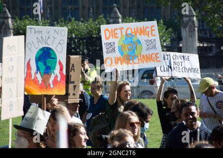 Londra, Regno Unito il 24 settembre 2021: Centinaia di giovani protestano per il cambiamento climatico globale, Piazza del Parlamento, Londra, Regno Unito il 23 settembre 2021. Credit: Picture Capital/Alamy Live News Foto Stock