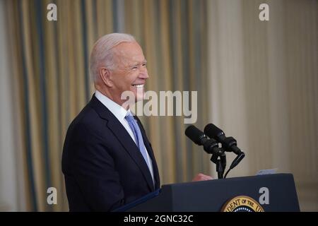 Washington, Stati Uniti. 24 settembre 2021. Il presidente degli Stati Uniti Joe Biden sorride mentre parla nella sala da pranzo di Stato della Casa Bianca a Washington, DC, Stati Uniti, venerdì 24 settembre, 2021. Gli Stati Uniti cominceranno a dare oggi i colpi di richiamo di Covid-19 a milioni di Americani, un momento di spartiacque nella battaglia della nazione contro la pandemia che i funzionari sperano di sconfiggere un'altra brutale ondata invernale di infezioni. Photo by al Drago/Pool/ABACAPRESS.COM Credit: Abaca Press/Alamy Live News Foto Stock