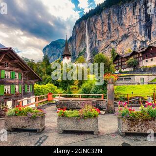 Pittoresca vista estiva della cascata nel villaggio di Lauterbrunnen. Splendida scena all'aperto nelle Alpi svizzere, Bernese Oberland nel cantone di Berna, Svizzerola Foto Stock