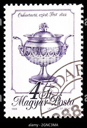 UNGHERIA - CIRCA 1988: Un francobollo stampato in Ungheria dal numero di Metal Crafts mostra il bacino di zucchero d'argento di Pest, 1822 Foto Stock