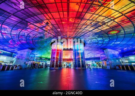 KAOHSIUNG, TAIWAN - 12 MARZO 2017: La cupola della luce alla stazione di Formosa Boulevard. È considerata la più grande vetreria del mondo. Foto Stock