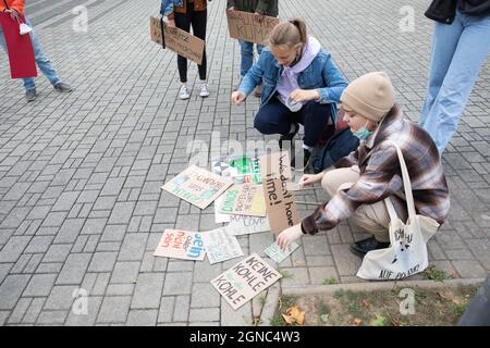 Venerdì per il futuro Bautzen - GLOBALER KLIMASTREIK - BAUTZEN MACHT MIT! Auf dem Theaterplatz. Bautzen, 24.09.2021 Foto Stock