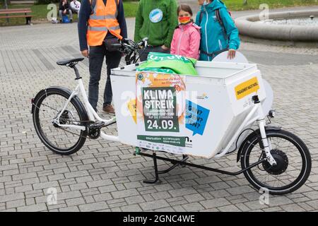 Venerdì per il futuro Bautzen - GLOBALER KLIMASTREIK - BAUTZEN MACHT MIT! Auf dem Theaterplatz. Bautzen, 24.09.2021 Foto Stock