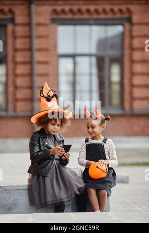 due bambini carini che usano fischietti da festa, indossando cappelli da  festa su uno sfondo bianco, felice infanzia, primo piano ritratto, vacanza  Foto stock - Alamy