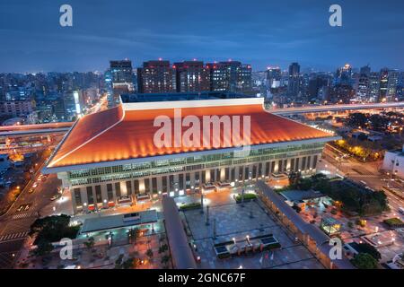 Taipei, Taiwan skyline centro oltre la stazione al crepuscolo. Foto Stock