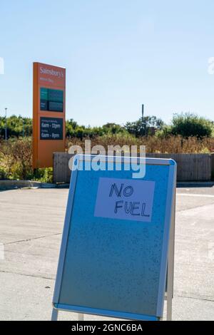 Cartello all'ingresso di un distributore di benzina Sainsbury a Herne Bay con la dicitura "no fuel". Bordo blu con foglio di carta bianco bloccato su. Il contesto è fuori fuoco l'articolo di Sainsbury che mostra i prezzi della benzina. Foto Stock